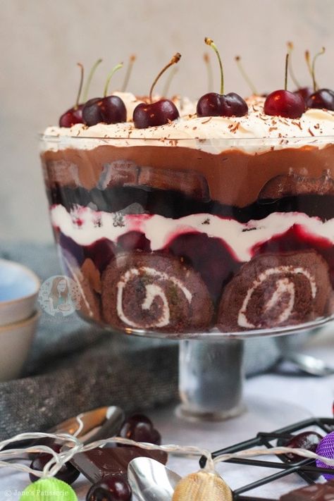 Black Forest Trifle! - Jane's Patisserie Black Forest Trifle Easy, Roll Brownies, Black Forest Trifle Recipe, Trifle Chocolate, Black Forest Trifle, Trifle Bowl Recipes, Christmas Catering, Trifle Dessert Recipes, Xmas Vibes