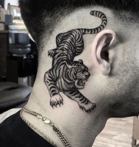 Traditional Tiger Tattoo, Tiger Head Tattoo, Arm Tattoos Drawing, Father Daughter Tattoos, Tatuagem Masculina Pequena, American Traditional Tattoo Ideas, Traditional Tattoo Ideas, Torso Tattoos, Funky Tattoos