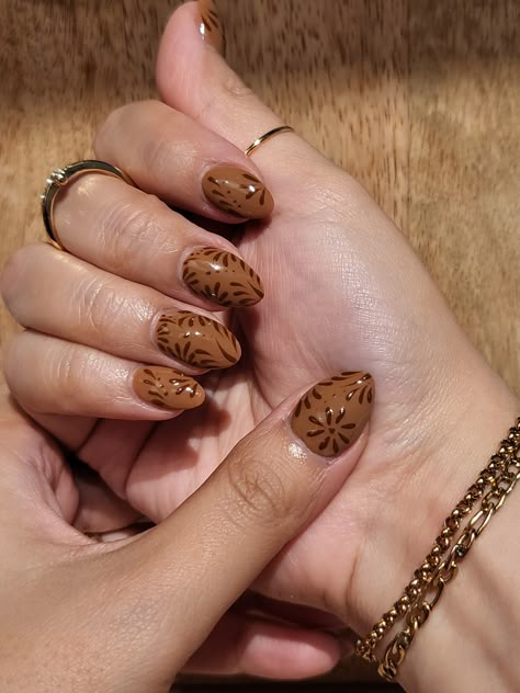 #talaveranails #talavera #mexicannails #mexican  #mexicanart #nails #nailsinspo #mexico #cantarito #uñas #artemexicano #nailsarts #nailart Mexican Manicure, Mexico Gel Nails, Talavera Nails Brown, Costa Rica Inspired Nails, Fall Mexican Nails, Aztec Print Nails, Mayan Nails, Cottage Core Nails Simple, Hacienda Nails