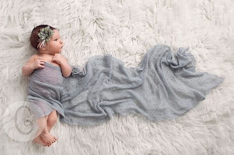 Usually I don't appreciate the posed newborn pictures but I like this one. Natural pose, with just a little bit added. Foto Newborn, Kind Photo, Baby Fotografie, Newborn Photography Poses, Newborn Baby Photoshoot, Baby Poses, Newborn Baby Photos, Newborn Poses, Foto Baby