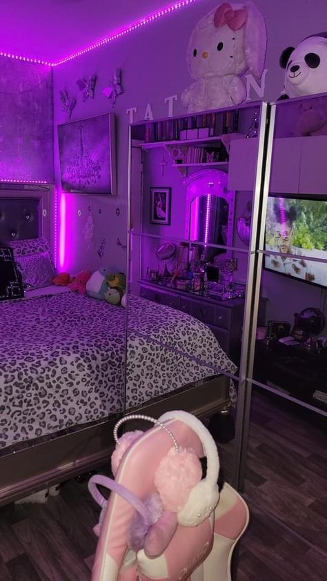 Room Ideas Y2k Baddie, Bratz Bedroom, Y2k Rooms, 2000s Room, Feminine Room, Diy Girls Bedroom, Y2k Room, Hello Kitty Rooms, Glam Room