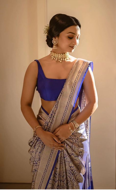 Modern Lehenga Blouse Designs, Saree Drapes Modern, Saree Drape Ideas, Modern Saree Jacket Designs, Modern Blouse Designs Saree, Graduation Saree Ideas, Casual Saree Look, Modern Saree Look, Saree Draping Styles Modern