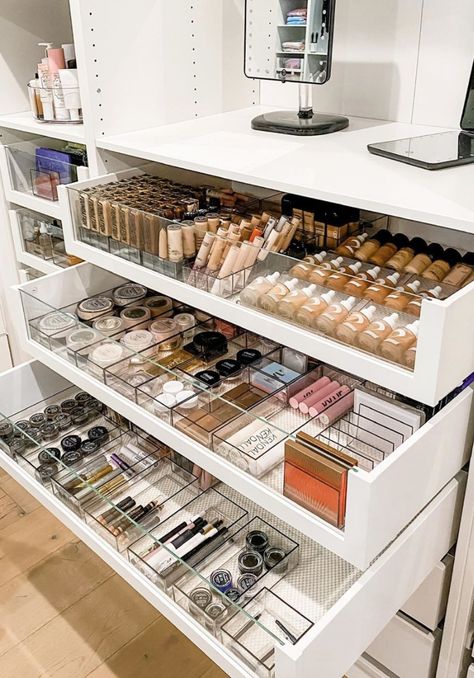 Organized Makeup, Beautiful Bed Designs, Rangement Makeup, Reka Bentuk Dalaman, Penyimpanan Makeup, Kasut Wanita, Dressing Design, Dream Closet Design, Simple Closet