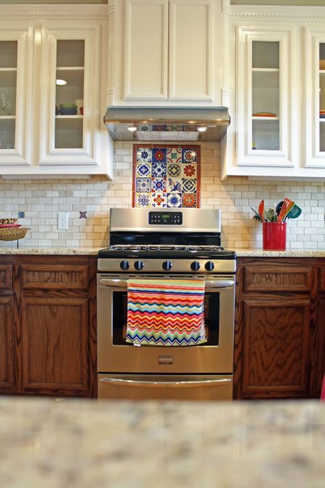 SOUTHWEST KITCHEN BACKSPLASH IDEAS – Southwest kitchen backsplash models draw inspiration from an interior design that applies to many houses in the s... Spanish Style Kitchen Backsplash, Moroccan Kitchen Design, Talavera Tile Kitchen, Spanish Tile Kitchen, Spanish Tile Backsplash, Mexican Casa, Spanish Kitchen Decor, Mexican Tile Backsplash, Mexican Tile Kitchen