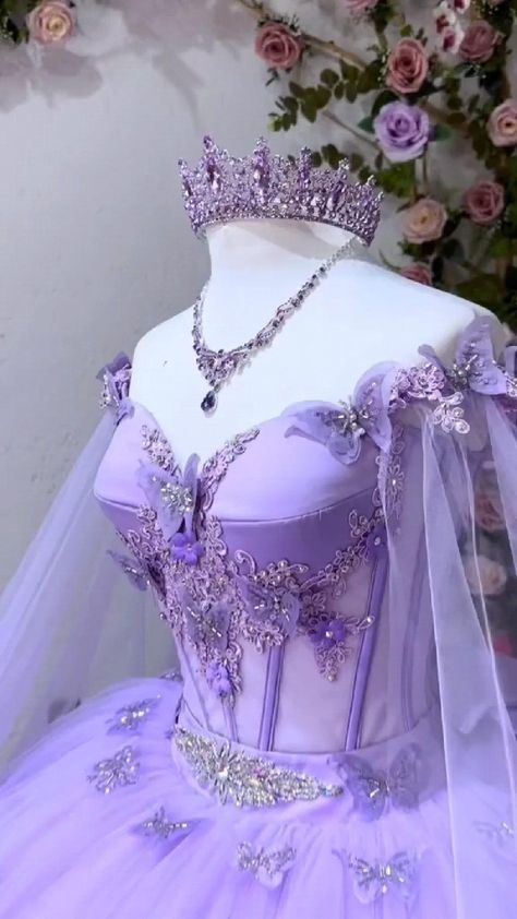 15 Party Ideas Quinceanera, Purple Quince Dress, Purple Quinceanera Theme, Lavender Quinceanera Dresses, Lavender Quinceanera, Purple Sweet 16, Purple Ball Gown, Sweet 15 Party Ideas Quinceanera, Luau Dress