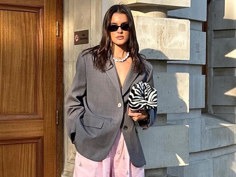 The Fashion Crowd Is Going All In on This Chic Handbag Trend Zebra Print Bag Outfit, Zebra Purse Outfit, Zebra Bag Outfit, Clutch Bag Outfit, Trendy Black Heels, Zebra Bag, Mango Earrings, Zebra Purse, Zebra Print Bag