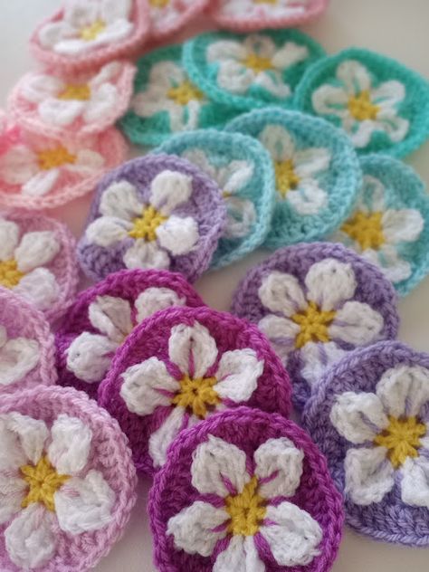 Crochet Flowers Afghan Free Pattern, Hawaiian Flower Crochet, Crochet Flower Applique Free Pattern, Crochet Motif Patterns Free, Small Granny Square Pattern, Crochet Blossom, Crochet Flower Motif, Blossom Crochet, Crocheted Flowers