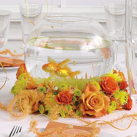 fish bowl centerpieces Water Wedding Centerpieces, Goldfish Centerpiece, Fishbowl Centerpiece, Fish Centerpiece, Unique Wedding Centerpieces, Creative Centerpieces, Beach Wedding Centerpieces, Summer Beach Wedding, Water Wedding