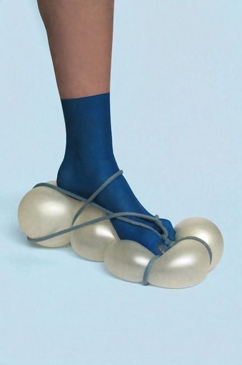 balloon shoes | 2019-10-09 Creative Shoes, Ex Machina, Shoe Art, Crazy Shoes, Winter Wear, Character Shoes, Fashion Art, Designer Shoes, Balenciaga