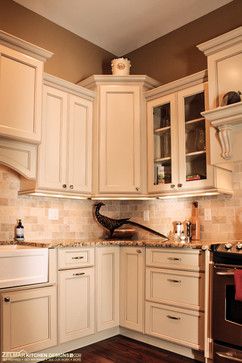 Diagonal Corner Kitchen Cabinet, Corner Glass Cabinet Kitchen, Kitchen Corner Cabinet Ideas, Window Corner, Corner Cabinets, Corner Kitchen Cabinet, Refacing Kitchen Cabinets, Kabinet Dapur, Traditional Kitchen Design