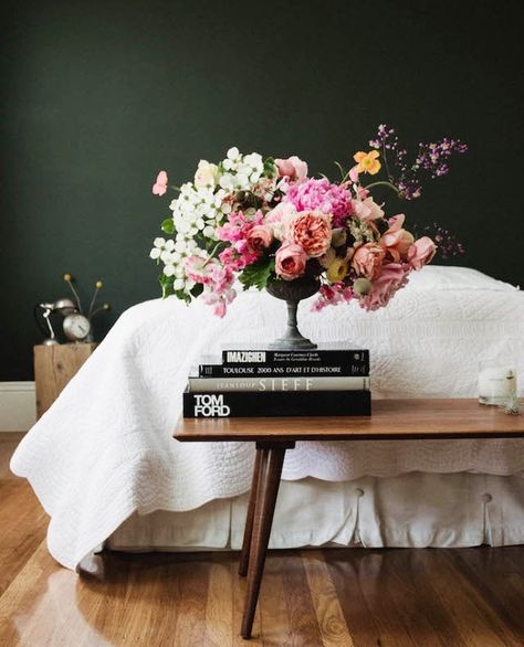 Paint Trends, Dark Green Walls, Bedroom Updates, Dark Bedroom, Bedroom Decorating Ideas, Dark Walls, Dark Interiors, Interior Paint Colors, Bedroom Decorating