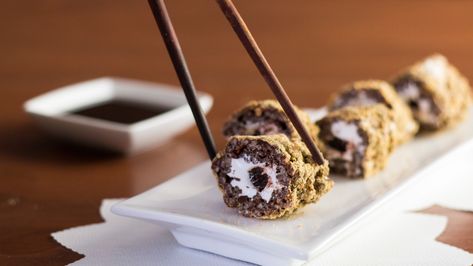 Candy Sushi Rolls, Dessert Sushi, Smores Dessert, Smore Recipes, Cereal Treats, Tastemade Recipes, Cooking Chocolate, Rice Cereal, Easy Meals For Kids