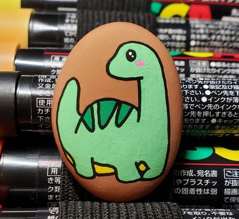 Dino Rock Painting, Rock Painting Ideas Dinosaur, Dino Painted Rocks, Painted Rocks Dinosaur, Cute Simple Rock Painting Ideas, Green Rock Painting Ideas, Ideas To Paint Rocks, Dinosaur Rock Painting Ideas, Small Rock Painting Ideas Aesthetic