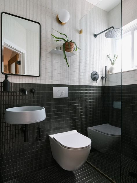 The Layout Tweak That Made This 27-Square-Foot Bathroom Feel Less Mini | domino Black And White Small Bathroom, White Small Bathroom, Built In Vanity, Mini Bad, Ideas Baños, Concrete Basin, Curved Walls, Casa Container, Tiny Bathrooms