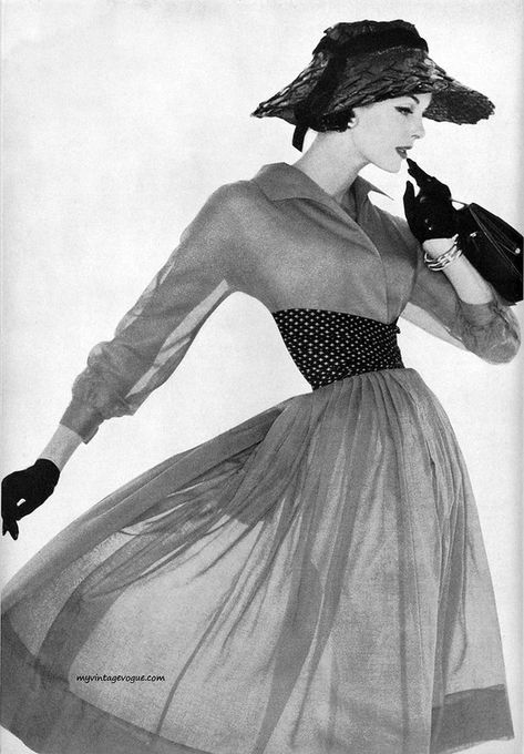 1950s Fashion Photography, Maggy Rouff, Vestidos Pin Up, Idda Van Munster, Irving Penn, Vogue Vintage, 50's Fashion, Vintage Suit, Dress Trims