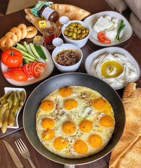 Lebanese Breakfast, Romantic Breakfast, Health Facts Food, Breakfast Platter, Healthy Breakfast Ideas, Lebanese Recipes, Cooked Breakfast, Food Display, Middle Eastern Recipes