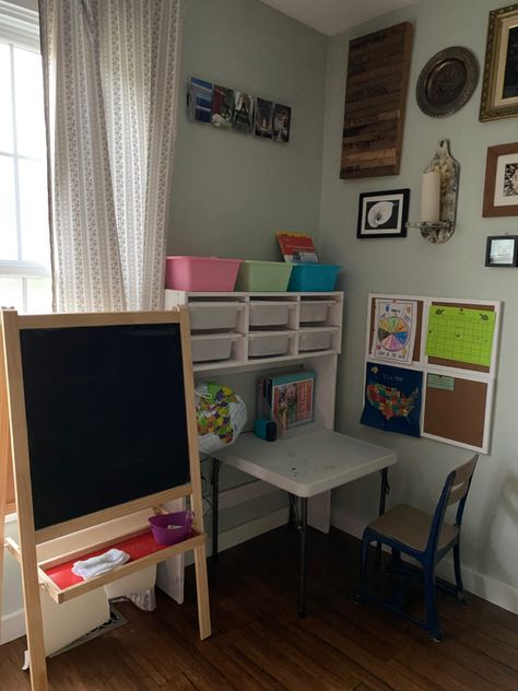 Small Homeschool Corner, Homeschool Corner Ideas, Learning Corner At Home Toddler, Homeschool Corner, Homeschool Nook, Diy Homeschool, Homework Nook, Homeschool Room Design, Homeschool Room Organization