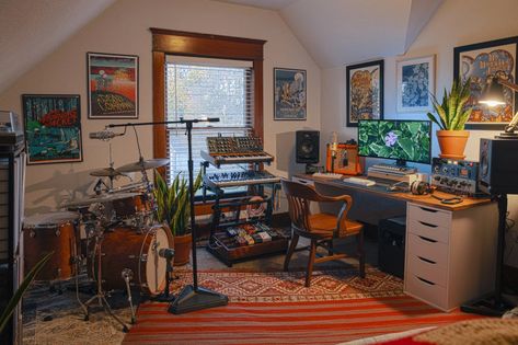 Home Sound Studio Design, Cozy Home Studio Music, Apartment Music Room, Music Studio Bedroom Ideas, Music Studio Organization, Music Studio Decor Interior Design, Home Music Studio Decor, Cozy Music Studio, Music Office Room