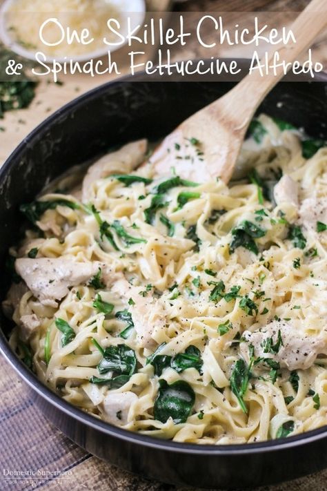 Chicken Spinach Fettuccine Alfredo, Chicken Alfredo With Spinach, Chicken Alfredo Spinach, Spinach Fettuccine Alfredo, Fettuccine Alfredo Sauce Recipe, Fettucini Alfredo Chicken, Easy Chicken Fettuccine Alfredo, Fettuccine Alfredo Sauce, One Skillet Chicken