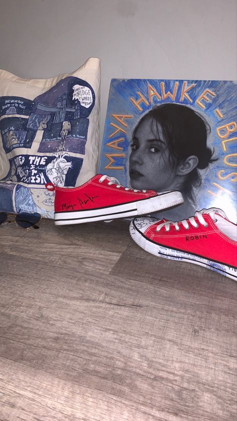 Robin Buckley Converse, Robin Buckley Shoes, Maya Hawke Poster, Maya Hawke Aesthetic, Maya Hawke Wallpaper, Maya Hawk, Grunge Shoes, Robin Buckley, Heathers The Musical