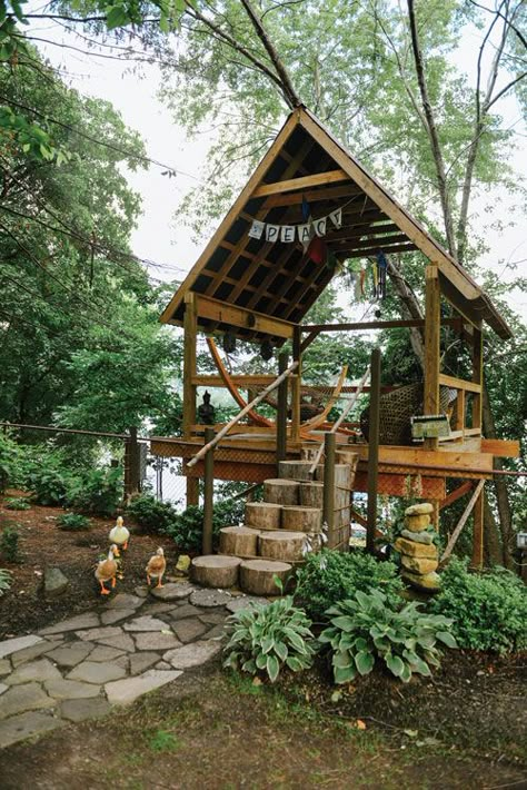 Choderwood: A Dreamlike Outdoor Wedding Outdoor Meditation, Hidden Oasis, Tree House Diy, Tree House Designs, Casa Exterior, Backyard Playground, Backyard Play, Dream Backyard, Backyard Fun