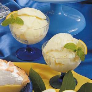 Lemon Yogurt Recipe, Lemon Ice Cream Recipe, Homemade Frozen Yogurt, Sherbet Recipes, Frozen Yogurt Recipes, Frozen Lemon, Lemon Ice Cream, Yogurt Ice Cream, Yogurt Recipe