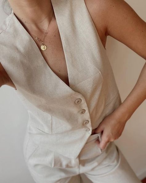 Haz clic para verlo. Chaleco de lino para mujer de color blanco roto / beige. Perfecto para verano y también invierno con una camiseta debajo. Elegant | Classy | Old Money Outfit | Casual Outfit | Girl | Withe Outfit | Beige Girl Classy Old Money, Outfit Beige, Old Money Outfit, Money Outfit, Hippie Style Clothing, Linen Set, Vest Outfits, Wide Pants, Outfit Aesthetic