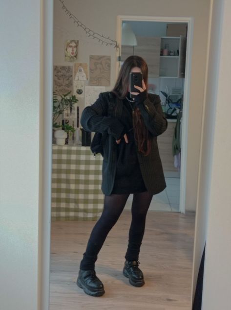 mirror selfie ootd black outfit leg warmers chunky shoes Leg Warmers Black Outfit, Chunky Legs Outfits, Black Legwarmers Outfit, Black Leg Warmers Outfit, Legwarmers Outfit, Outfit Leg Warmers, Warmers Outfit, Leg Warmers Outfit, Black Leg Warmers