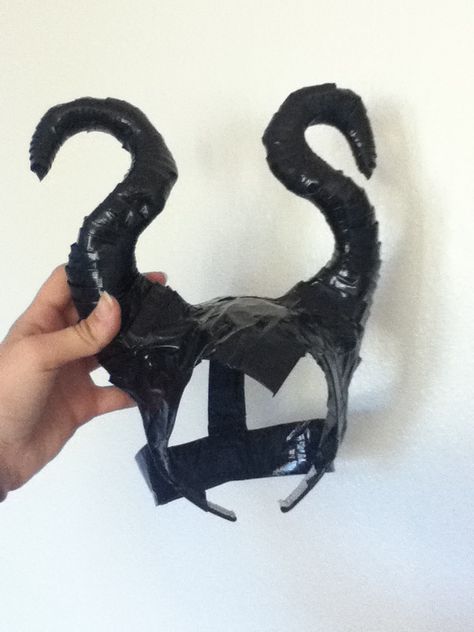 Maleficent horns are finished!! --wire form, paper mâché, then duck tape ridges, attached onto a headband with hot glue and used duck tape straps in back for security Maleficent And Diaval Costume, Disfrases Aesthetic, Malifisenta Costume, Heidi Klum Halloween Costume, Maleficent Halloween Costume, Maleficent Makeup, Maleficent Halloween, Maleficent Horns, Knitting Dolls Free Patterns