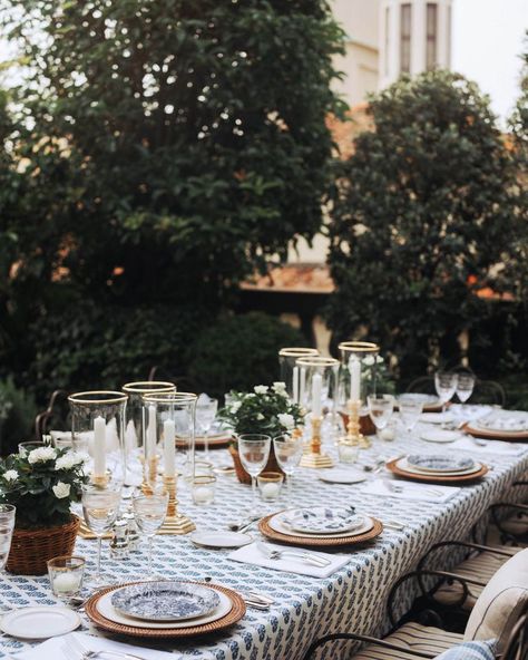 Lunch Table Settings, Hamptons Dining, Diy Events, Outdoor Dinner Parties, Alfresco Dining, Lake Como Wedding, Summer Tables, Outside Living, Christmas Tablescapes