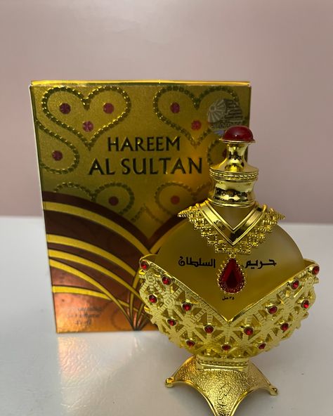 I can not get enough of the Hareem Al Sultan oil perfume by @khadlajperfumes 💖 It not only looks pretty 🤩 but it will have you smelling like Royalty 👸🏿 & getting compliments left to right. I love it!! 🥰 This has moved up to the top of my oil perfume list 😍☺️ lol Thanks to my sister @typical_novelty she got it for me back in April for my birthday 💝 🎁 #perfume #perfumecollection #khadlajperfumes #musthaves #musthave #explorepage #explore #multiniche Hareem Al Sultan Perfume, Birthday Perfume, Vanilla Scents, Al Sultan, Oil Perfume, Smell Goods, Perfume And Cologne, Perfume Collection, I Can Not