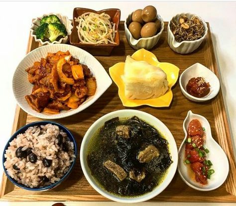 Seaweed Soup Meal Seaweed Soup Korean, Soup Korean, Seaweed Soup, Breakfast Soup, Korean Recipes, Table Food, Food Rules, Luxury Food, Korean Birthday