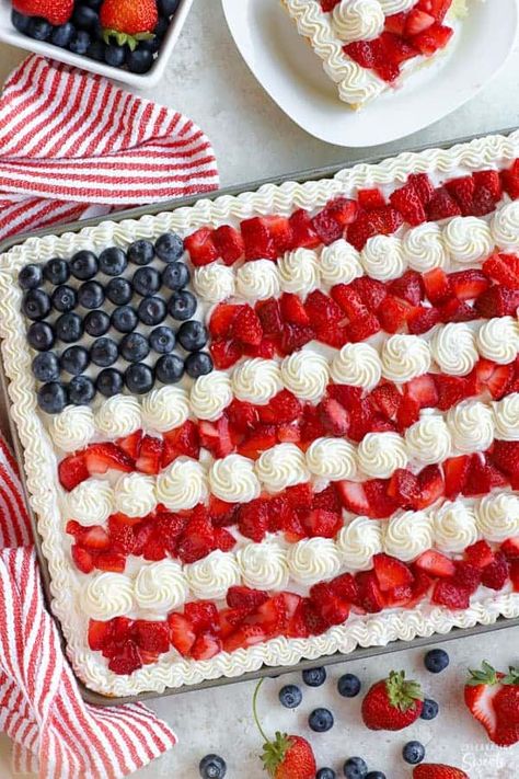 Fourth Of July Flag Cake, American Flag Sheet Cake, 4th Of July Sheet Cake Ideas, American Flag Cake Fruit, American Flag Cake Ideas, Strawberry Flag Cake, Cake With Strawberries And Blueberries, 4th Of July Flag Cake, American Flag Dessert