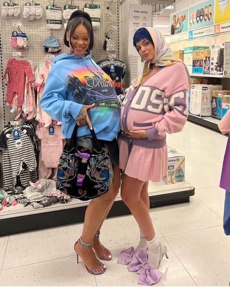 Rihanna Outfits, Pretty Pregnant, Celebrity Pics, Rihanna Style, Bad Gal, Rihanna Fenty, Stylish Maternity, Pregnancy Outfits, Baby Size