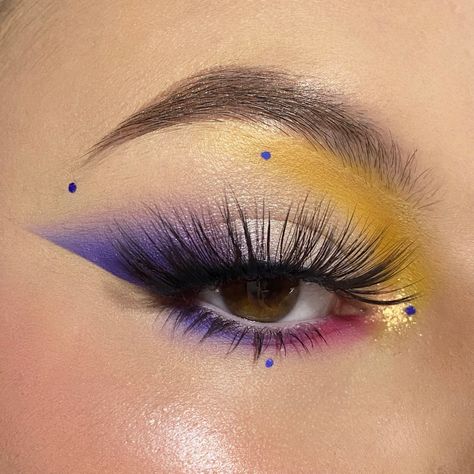 Yellow Eyeshadow Aesthetic, Purple Yellow Eye Makeup, Orange And Purple Eye Makeup, Tangled Themed Makeup, Purple Yellow Eyeshadow, Purple And Yellow Makeup Looks, Tangled Makeup Look, Purple And Yellow Eyeshadow, Purple Yellow Makeup