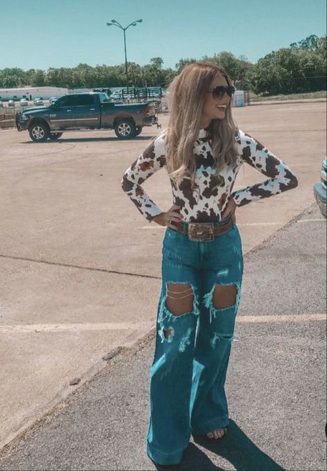 Cody Johnson Concert Outfit Ideas, Cute Western Outfits Women Fall, Birthday Outfit Country, Western Outfits For Cold Weather, Buckle Bunny Outfits Country, Outfits To Wear To A Rodeo, Shein Country Outfits, Rodeo Fits For Women, Cute Casual Western Outfit