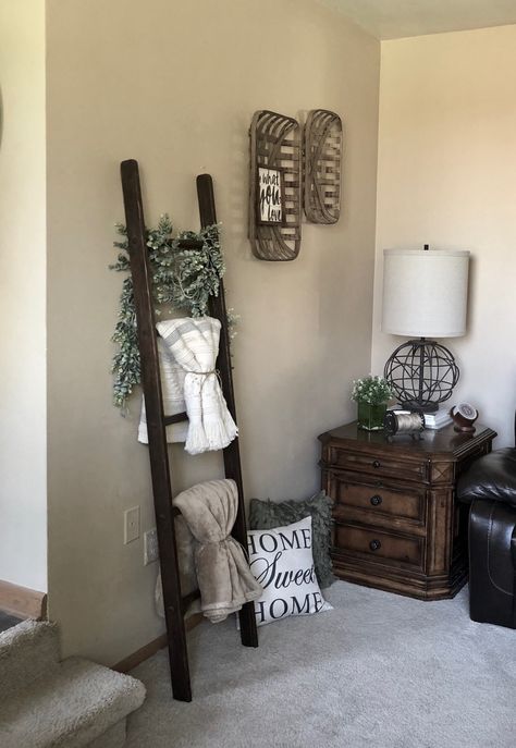 Small Ladder Decor Ideas, Ladder Decor Living Room, Farmhouse Ladder Decor, Blanket Ladder Ideas, Old Ladder Decor, Rustic Ladder Decor, Wooden Ladder Decor, Blanket Ladder Decor, Living Room Decor Rustic