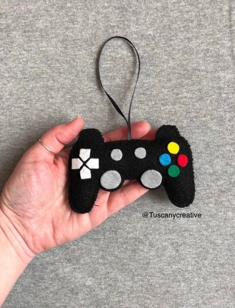 Felt Ornaments Diy, Perler Art, Felt Crafts Diy, Felt Christmas Decorations, Video Game Controller, Navidad Diy, Book Marks, Felt Patterns, Felt Christmas Ornaments