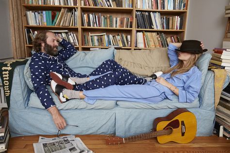 Sleepy Jones Pyjama Couple, Sleepy Jones, Couple Shooting, Luxury Pajamas, Brunch Fashion, Comfortable Pajamas, Mens Loungewear, New Fashion Trends, Sit Back