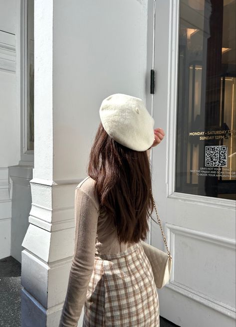 Brown Beret Outfit, Beret Cap Outfit, Outfit With Beret Hat, White Beret Outfit, Berrets Outfits, Beret Aesthetic, New York Aesthetic Outfits, White Beret, Beret Outfit