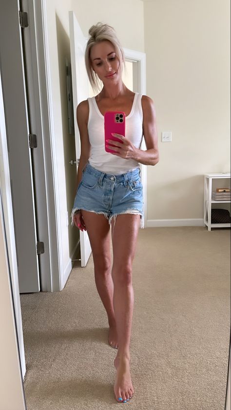 Shorts Outfits Summer, Jean Shorts White, Levis Shorts, Casual Denim Shorts, Black Levis, Shorts White, Levi Shorts, Simple White, Casual Summer Outfit