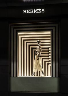 Fashion Window Display, Vitrine Design, Display Retail, Window Display Retail, Decoration Vitrine, Store Window Display, Visual Merchandising Displays, 2d Drawing, Store Window Displays