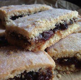 The Game Bird Food Chronicles: Recipe: Mincemeat Shortcake Bars Mincemeat Squares, Mincemeat Shortbread, Mincemeat Bars Recipe, Mincemeat Recipes, Mincemeat Cake, Christmas Bites, Homemade Mincemeat, Sweet Slices, Shortbread Bars Recipes