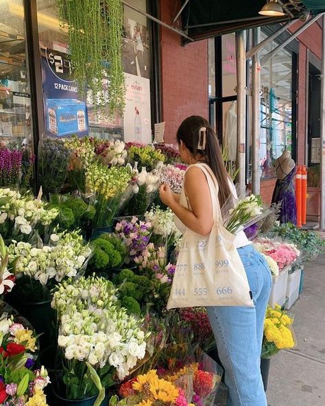 Cute Girly Instagram Pictures, Flower Shopping Outfit, Spring Picture Ideas Instagram, Flower Shopping Aesthetic, Model Instagram Aesthetic, Photo With Flowers Instagram, Flower Shop Pictures, Spring Photo Ideas Instagram, Flower Shop Outfit