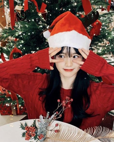 eunchae christmas icon Christmas Kpop, Icon Christmas, Kpop Icons, Flowers, Christmas