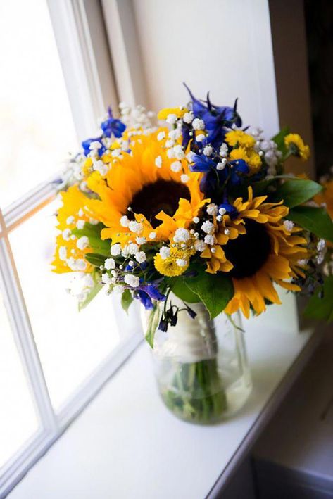 #weddingdecorationideas Yellow Wedding Bouquet, Sunflower Centerpieces, Sunflower Arrangements, Sunflower Wedding Bouquet, Blue Wedding Bouquet, Blue Wedding Flowers, Yellow Wedding, Sunflower Wedding, Deco Floral