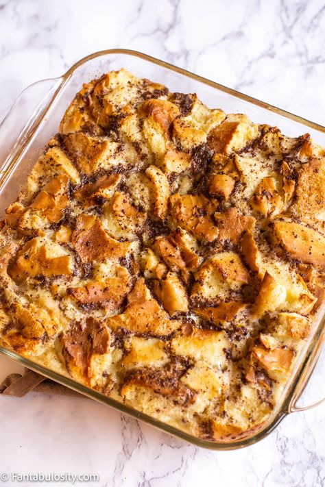 This old fashioned bread pudding recipe is classic and reminds you of Grandmas! Plus, it uses simple ingredients and has an optional vanilla sauce! Day Old Bread Recipes, Old Bread Recipes, Recipes With Bread Slices, Bread Pudding Recipe Easy, Custard Dessert Recipes, Best Bread Pudding, Pudding Recipes Homemade, Easy Pudding, Best Bread Pudding Recipe