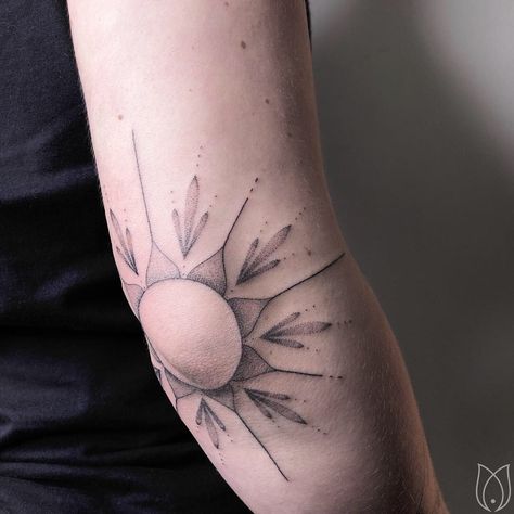 Elbow Sun Tattoo . Handpoke Hamburg by Kokosmaedchen Sunrise Elbow Tattoo, Elbow Fine Line Tattoo, Sun Moon Elbow Tattoo, Sun Tattoo Around Elbow, Sunburst Elbow Tattoo, Inner Elbow Sun Tattoo, Sun Around Elbow Tattoo, Circle Elbow Tattoo, Sun Tattoo On Elbow