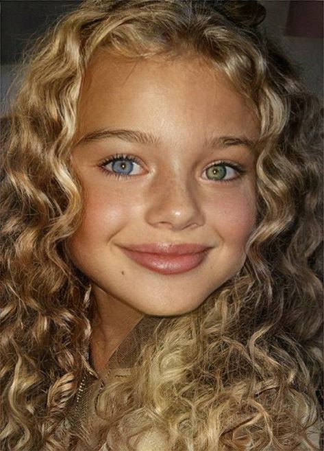 Curly Hair Baby, Blonde Hair Green Eyes, Blonde Kids, Blonde Babies, Girl With Green Eyes, Rare Features, Blonde Curly Hair, Blonde Hair Blue Eyes, Foto Baby