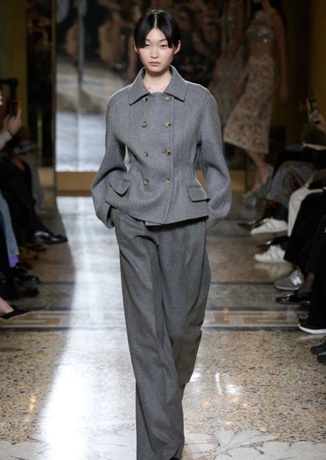 Fall 2023 Ready To Wear, Style Parisienne, Color Trends Fashion, 2023 Ready To Wear, Ermanno Scervino, Gray Suit, Fall 2023, Effortless Chic, Mode Inspiration